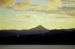 Antenne;-Archipel-des-Comores;-Colline;-Coucher-de-soleil;-Forêt;-France;-Kaleidos;-Kaleidos-images;-La-parole-à-limage;-Laurent-Abad;-Mayotte;-Océan-Indien;-Paysage;-Silhouette;-Stories-Pictures